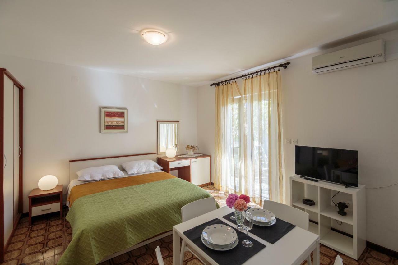 Apartmani Jordana Komiža Zewnętrze zdjęcie